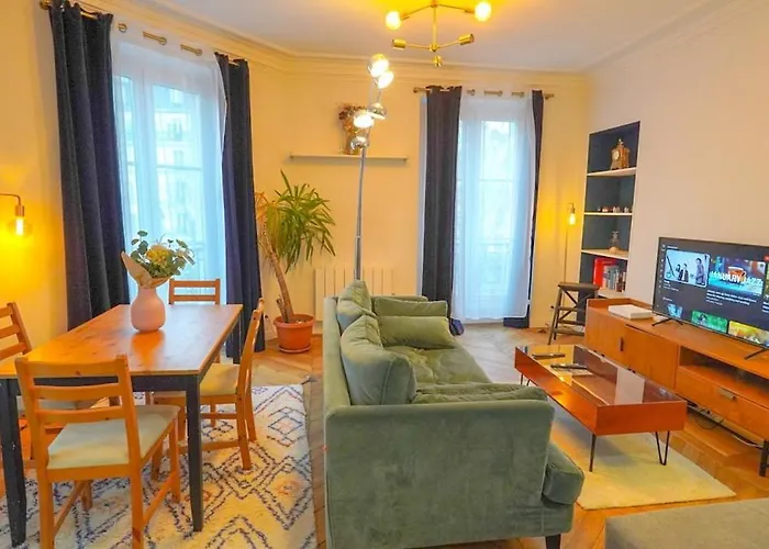 6 Chic Spacious Flat Moulin Rouge